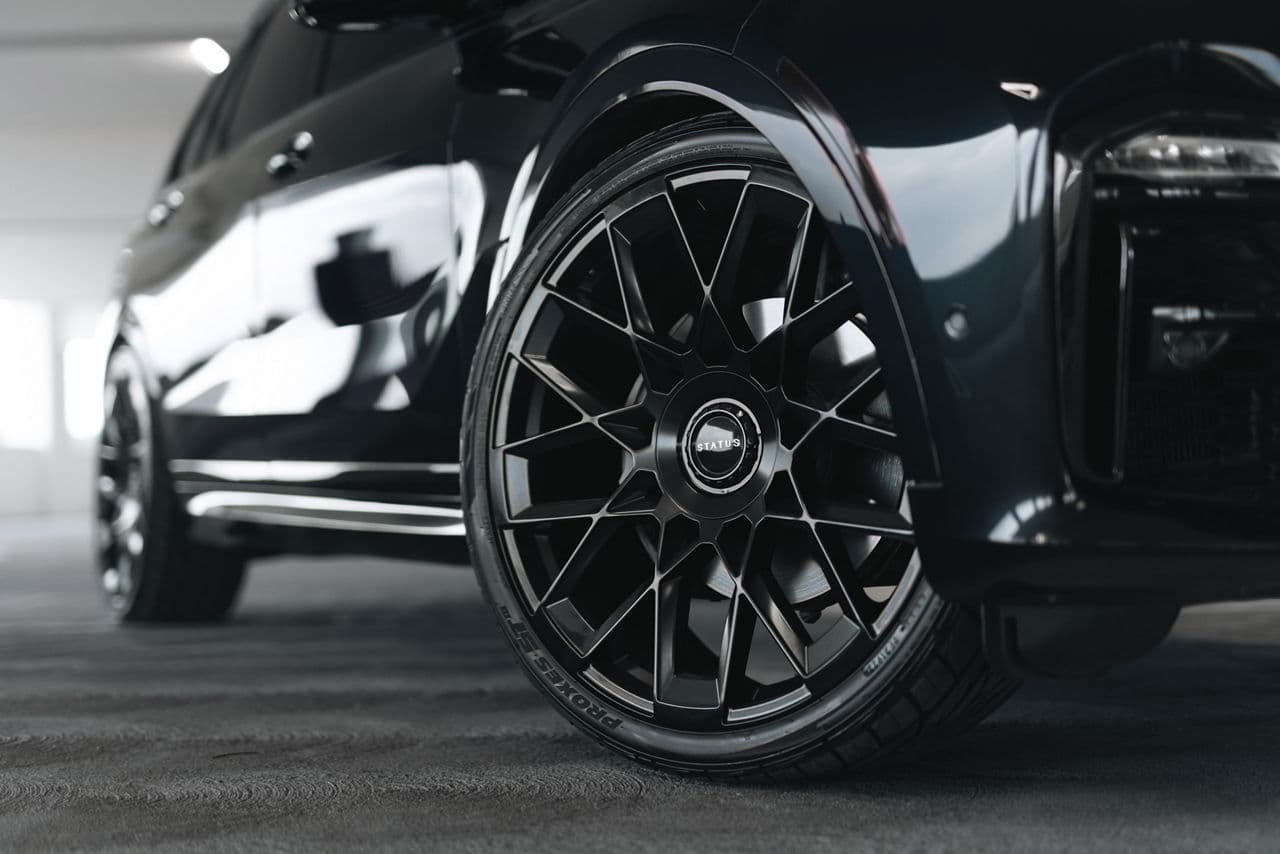 Side profile of 2020 BMW X7 with wheels
