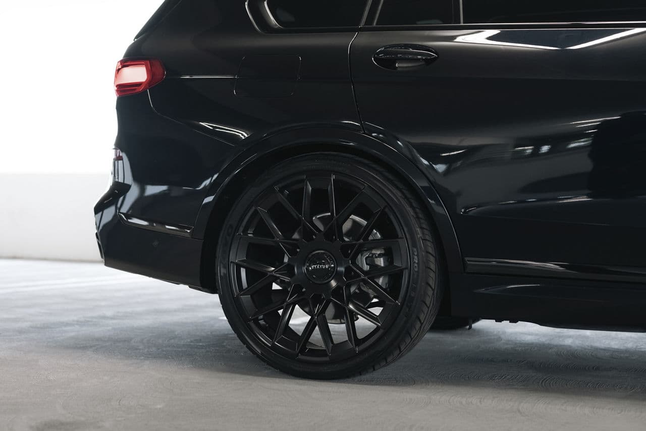 Detail view of 2020 BMW X7 with wheels