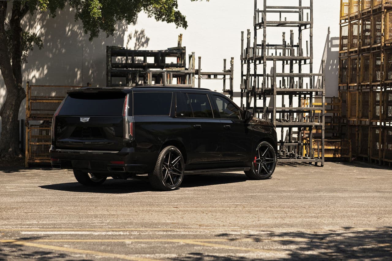 Side profile of 2020 Cadillac Escalade with wheels