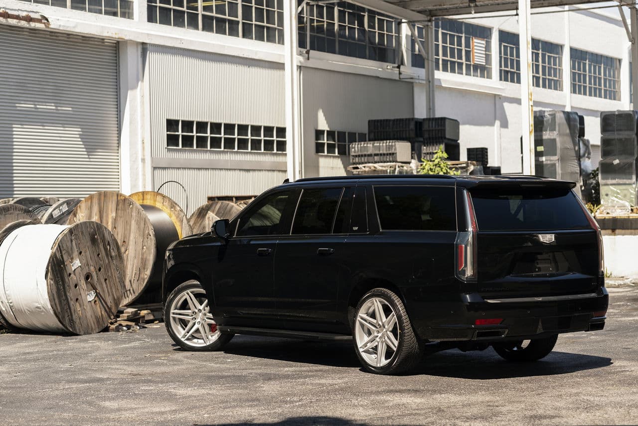 Side profile of 2020 Cadillac Escalade with wheels