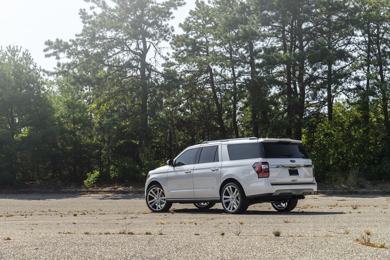 Front view of 2020 Ford Expedition with wheels