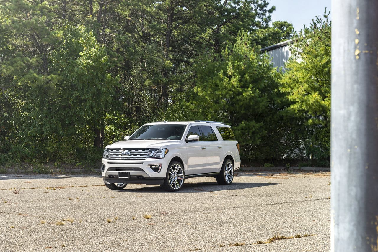 Side profile of 2020 Ford Expedition with wheels