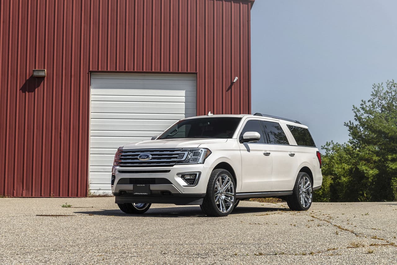 Detail view of 2020 Ford Expedition with wheels