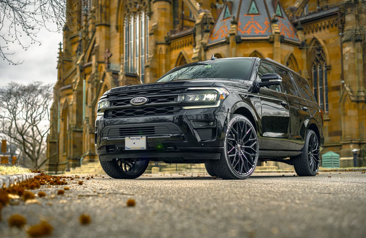 Front view of 2020 Ford Expedition with wheels