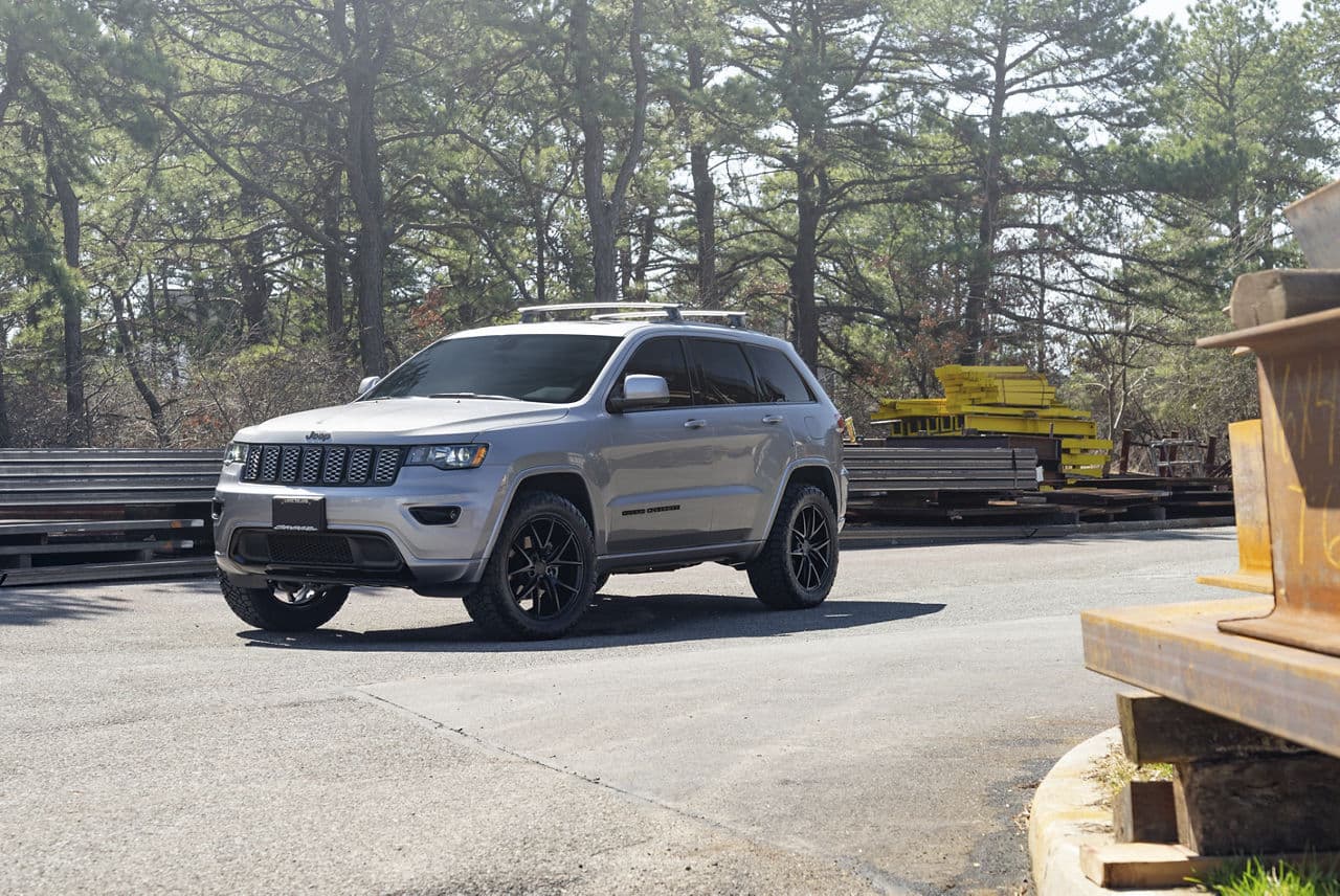 Front view of 2020 Jeep Cherokee with wheels