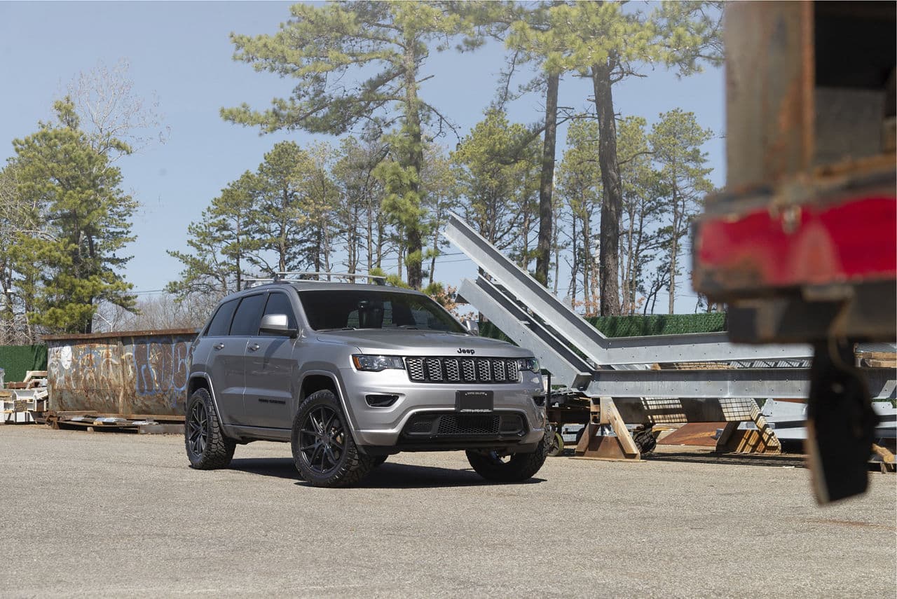 Side profile of 2020 Jeep Cherokee with wheels