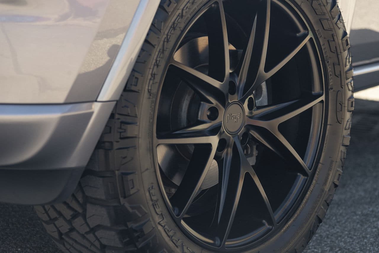 Rear view of 2020 Jeep Cherokee with wheels