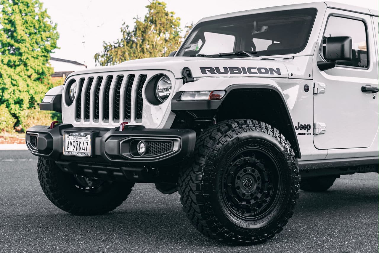 Side profile of 2020 Jeep Gladiator with truck suv wheels
