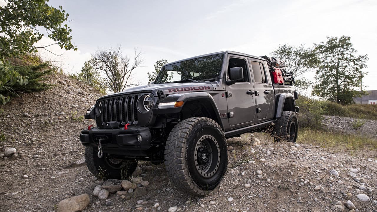 Side profile of 2020 Jeep Gladiator with wheels