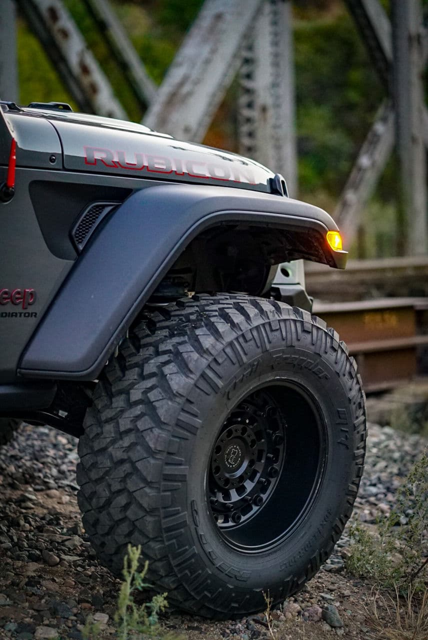 Side profile of 2020 Jeep Gladiator with wheels
