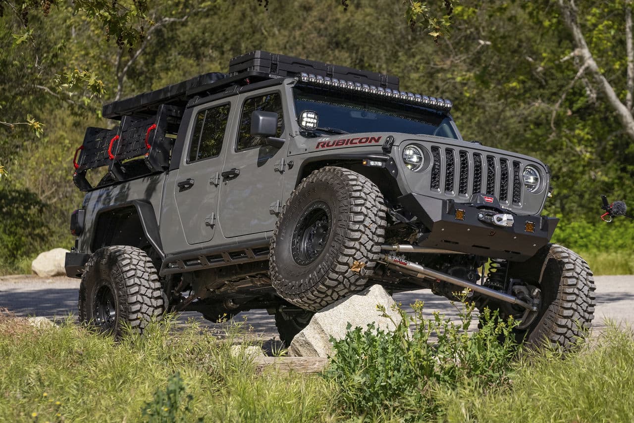 Side profile of 2020 Jeep Gladiator with wheels