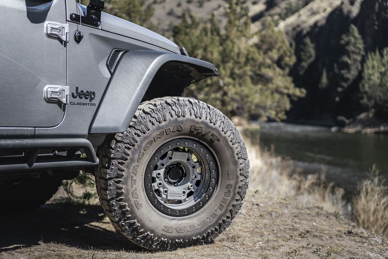 Side profile of 2020 Jeep Gladiator with wheels