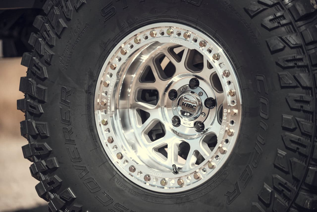 Side profile of 2020 Jeep Gladiator with wheels
