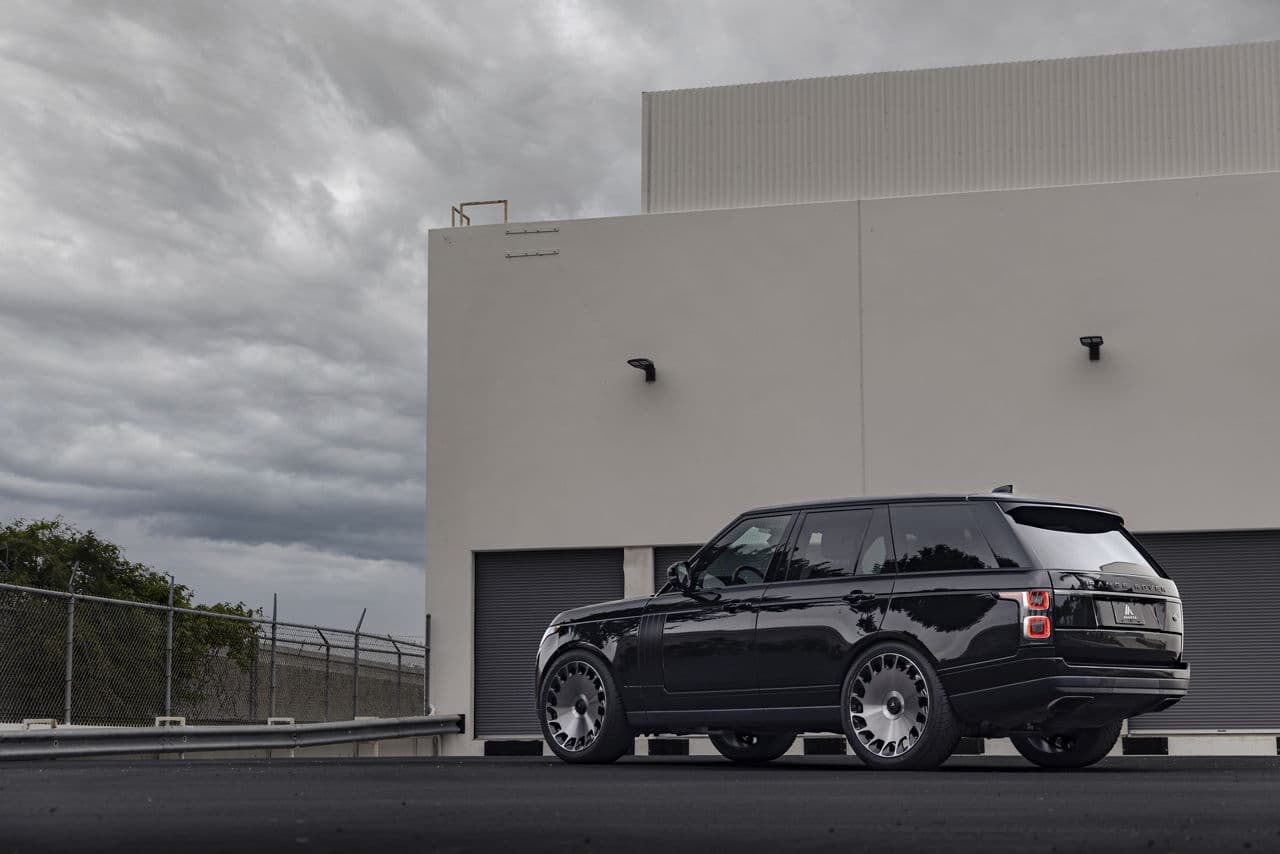 Front view of 2020 Land Rover Range Rover with wheels