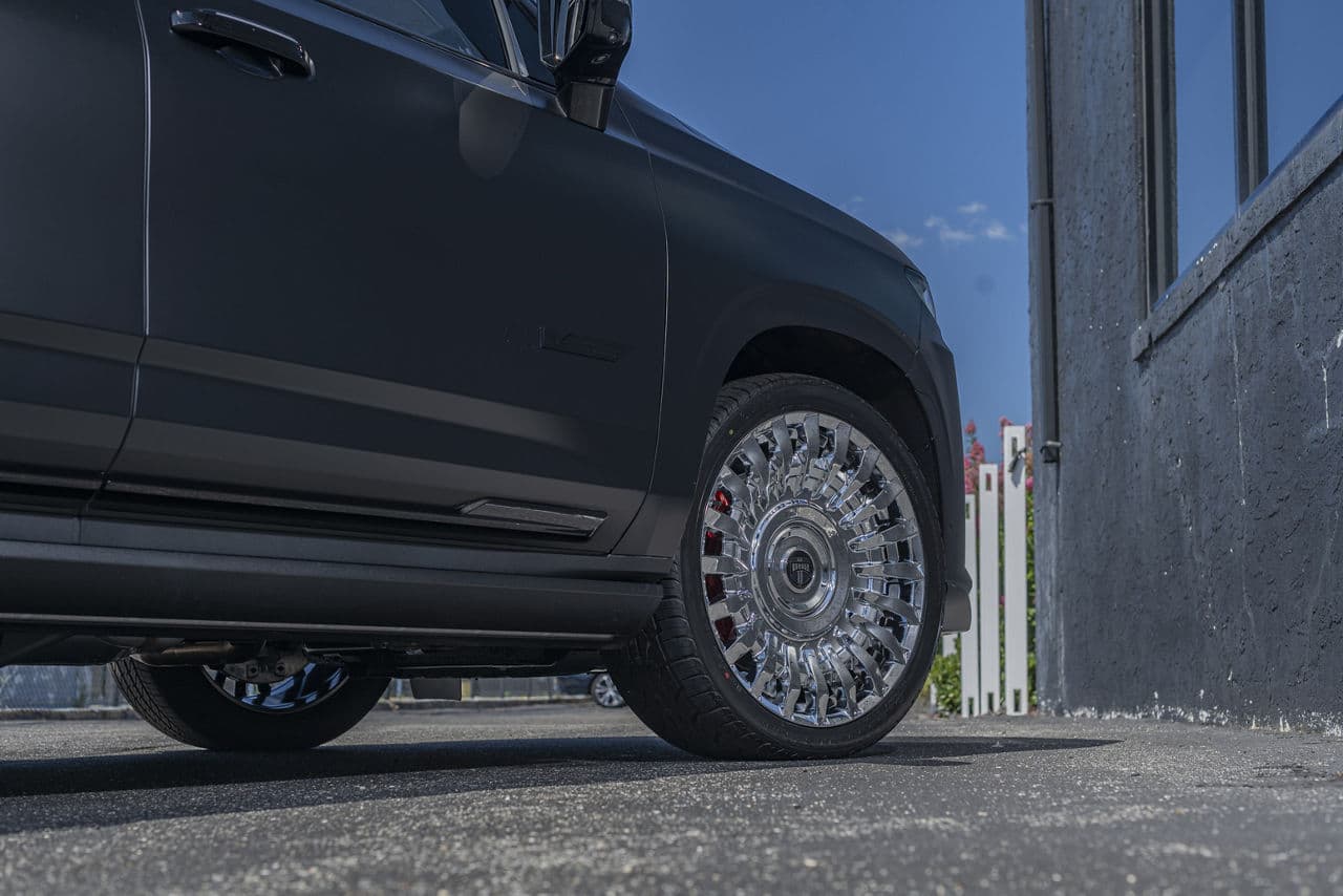 Side profile of 2021 Cadillac Escalade with wheels