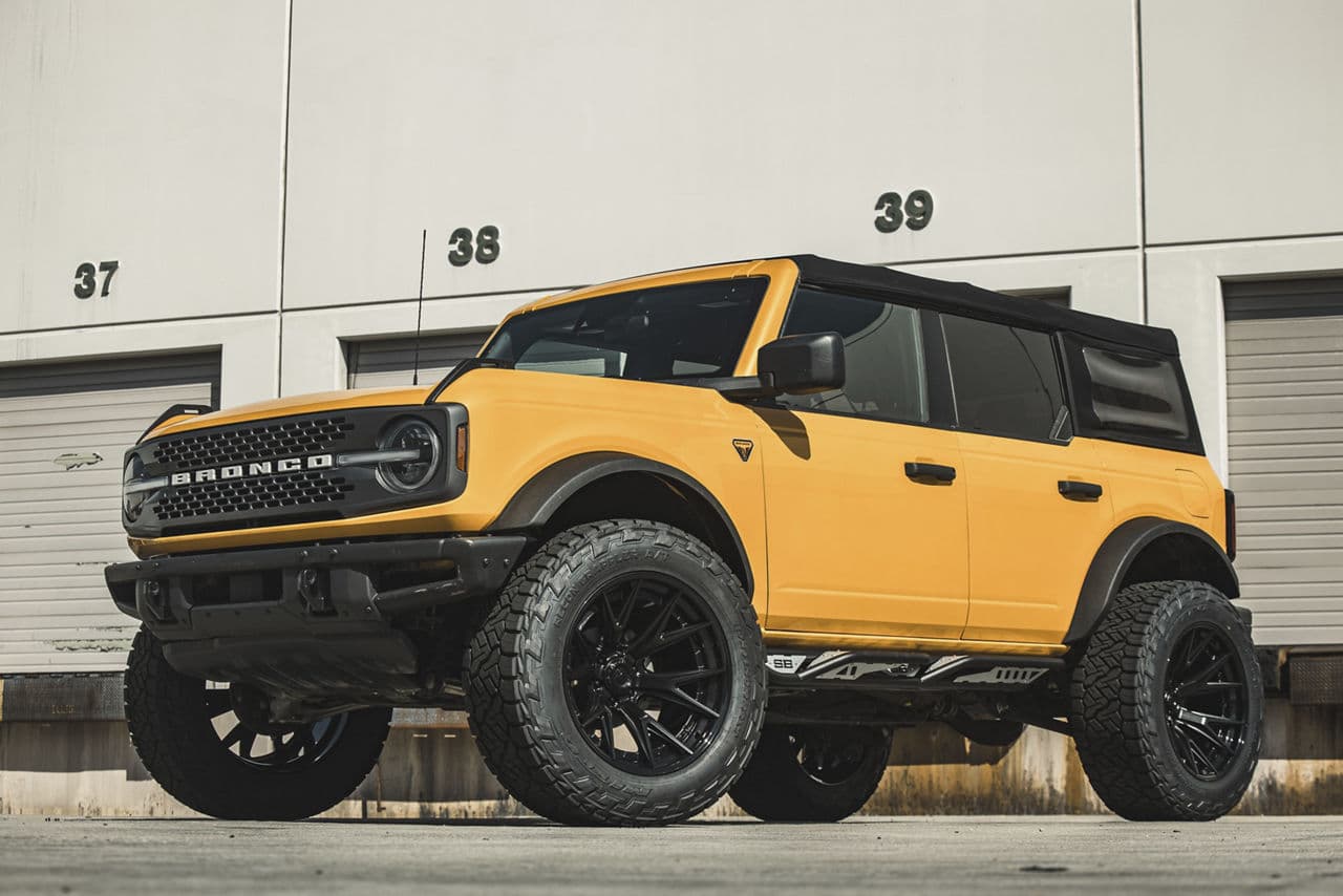 Front view of 2021 Ford Bronco Badlands with truck suv wheels