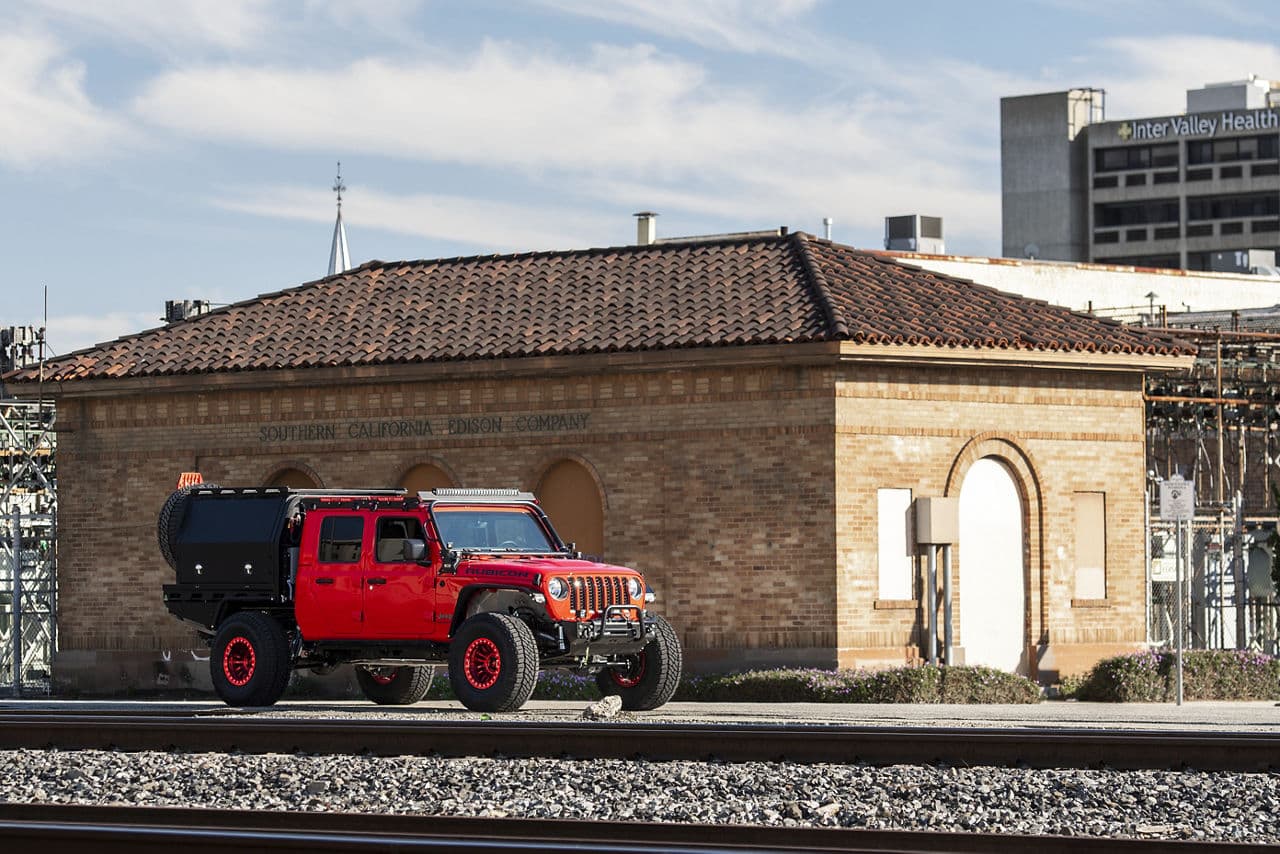 Side profile of 2021 Jeep Gladiator with truck suv wheels