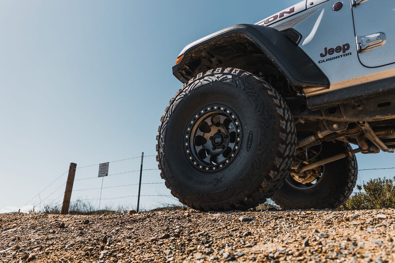 Side profile of 2021 Jeep Gladiator with vehicle wraps