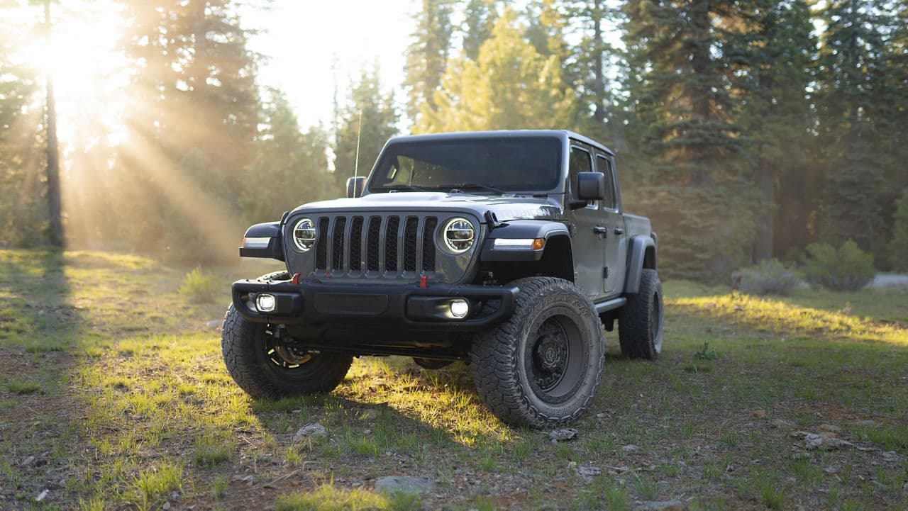 Side profile of 2021 Jeep Gladiator with wheels