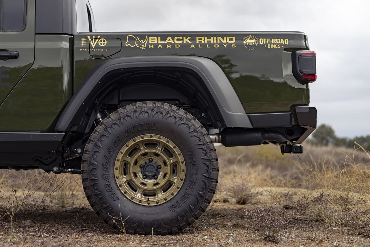 Side profile of 2021 Jeep Gladiator with wheels