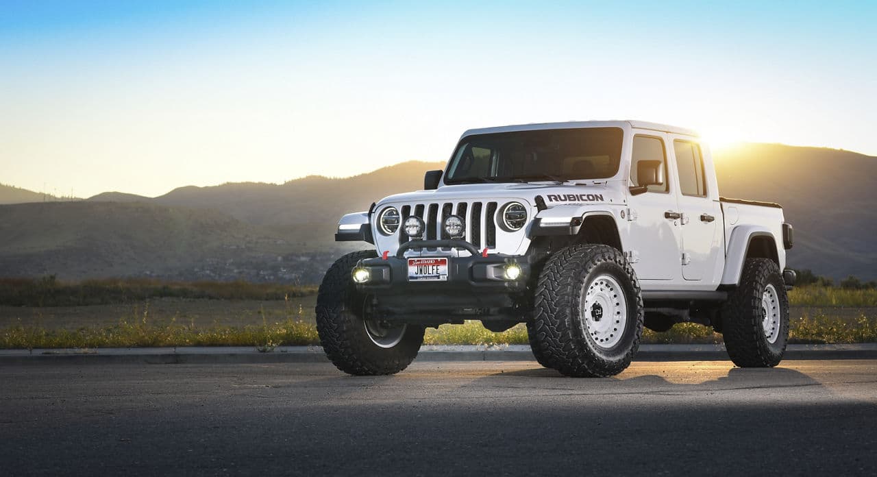Side profile of 2021 Jeep Gladiator with wheels
