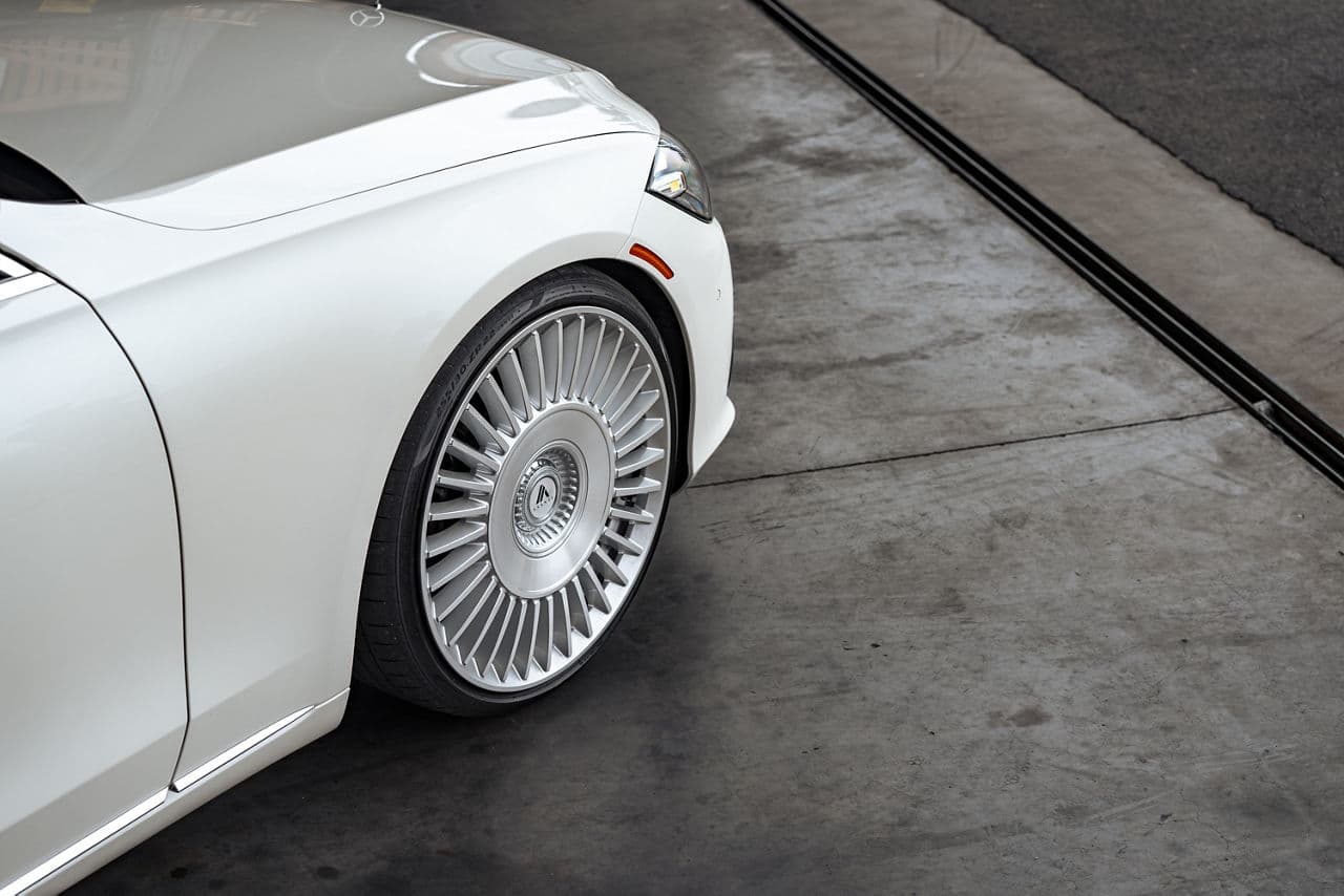 Side profile of 2021 Mercedes-Benz S580 with wheels