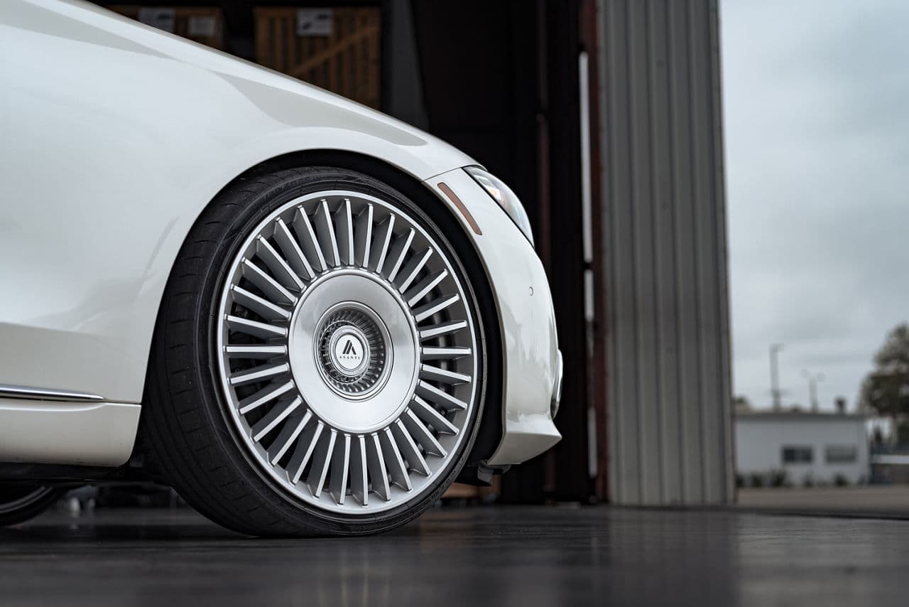 Detail view of 2021 Mercedes-Benz S580 with wheels
