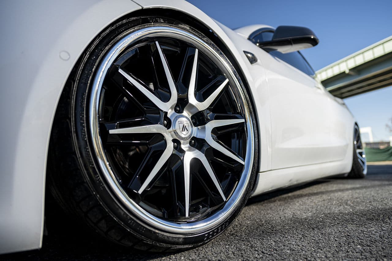 Side profile of 2021 Tesla Model 3 with wheels
