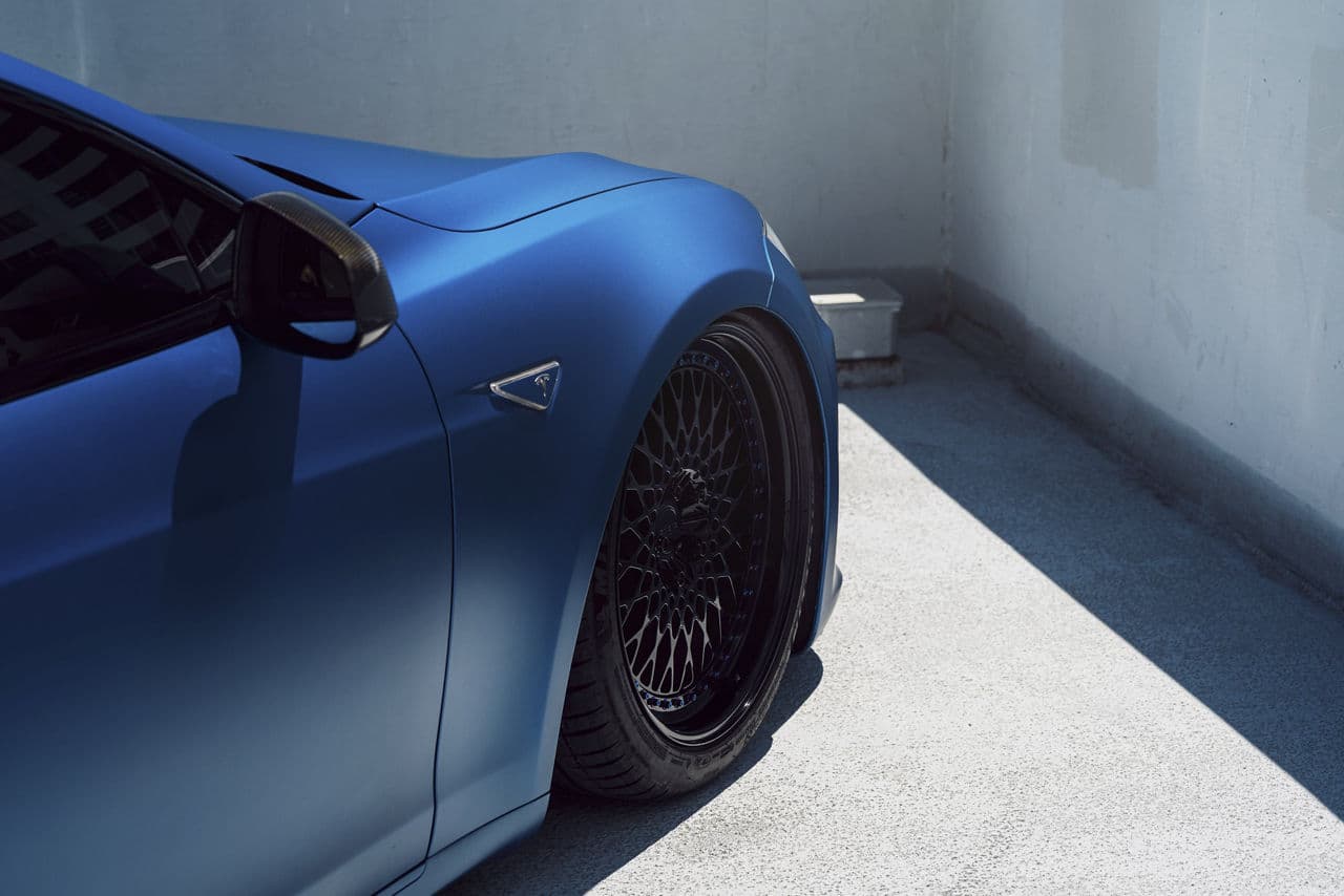 Side profile of 2021 Tesla Model S with wheels