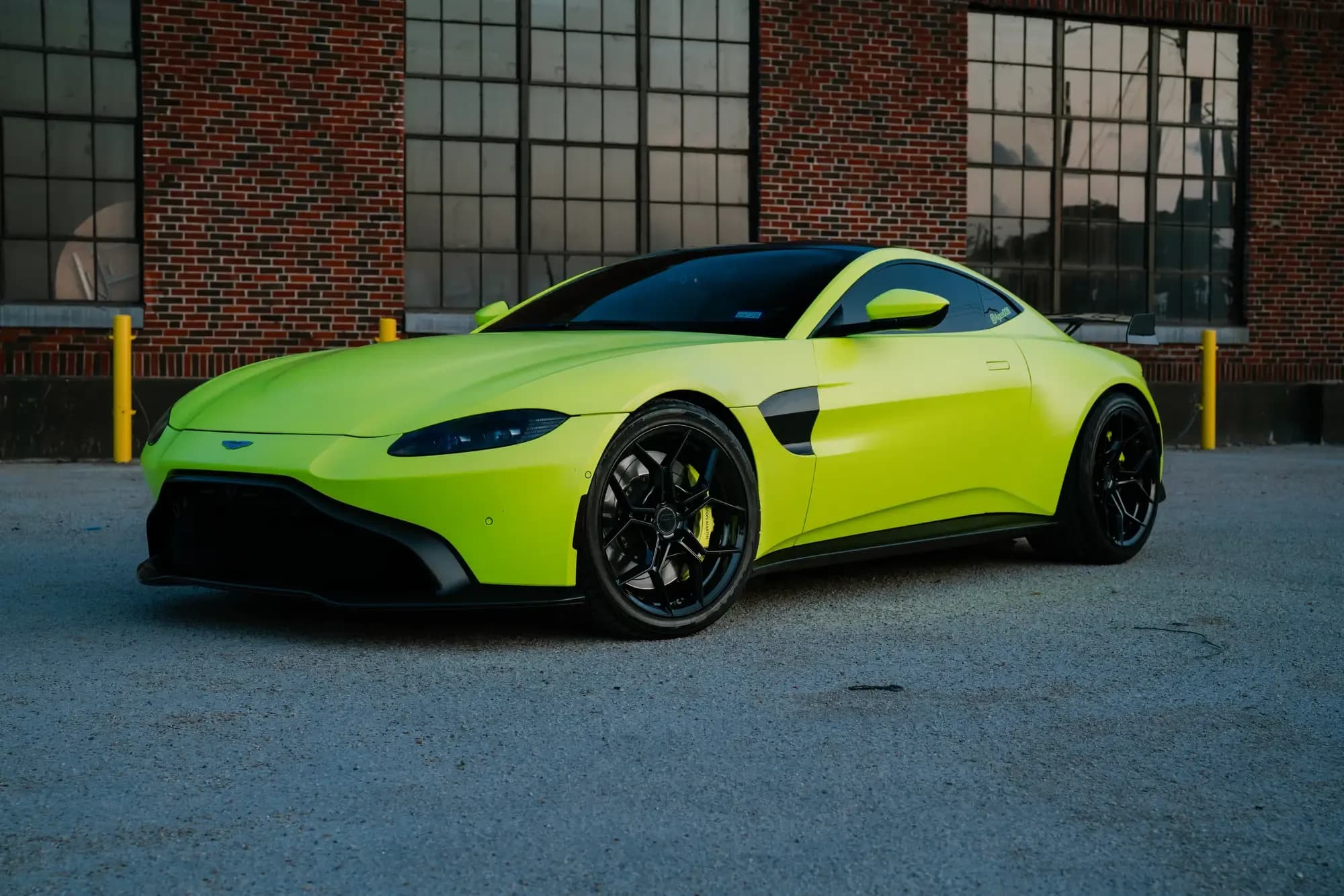 2022 Aston Martin Vantage — wheels, side profile