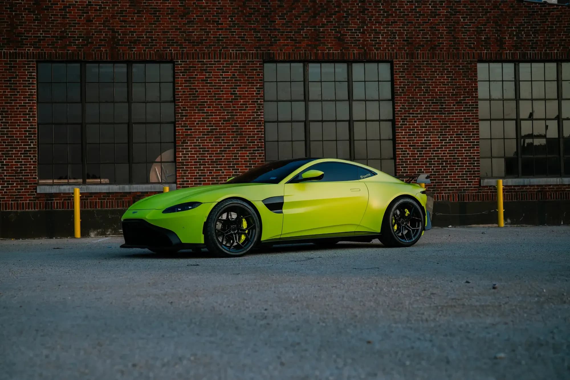 2022 Aston Martin Vantage — wheels, interior
