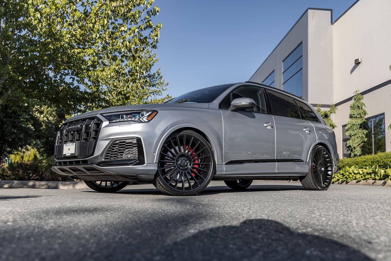 Front view of 2022 Audi Q7 with wheels