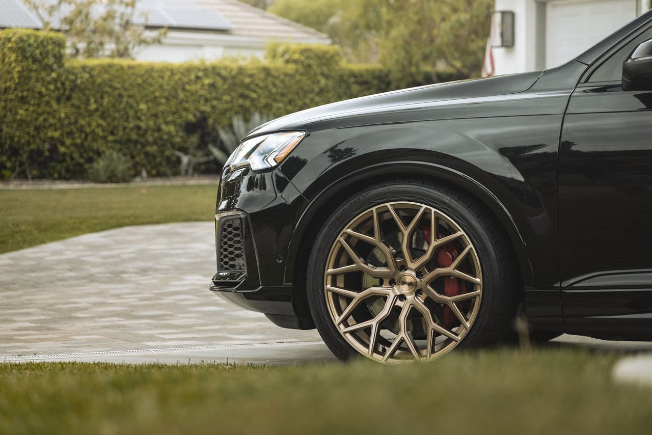 Side profile of 2022 Audi SQ7 with wheels