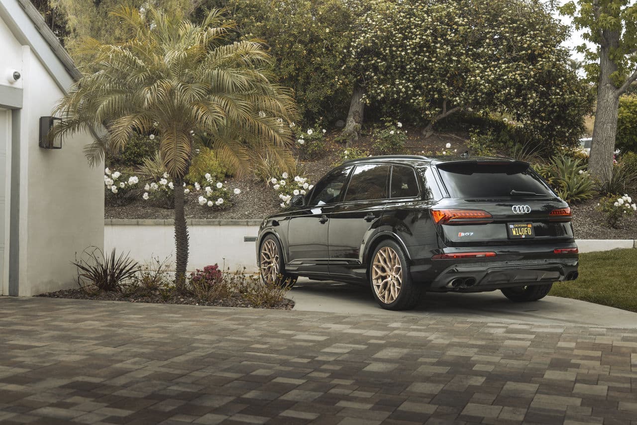 Detail view of 2022 Audi SQ7 with wheels