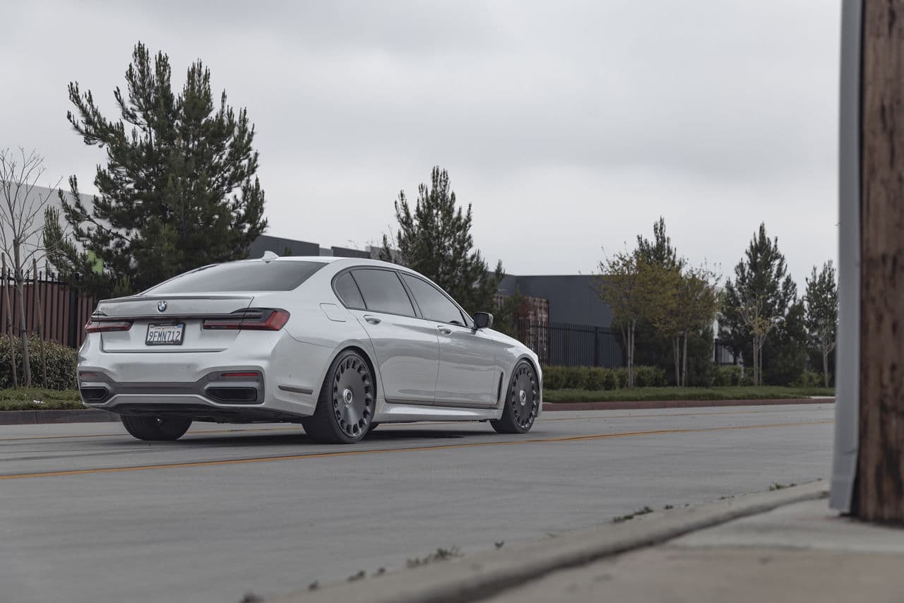 Front view of 2022 BMW 7 Series with wheels