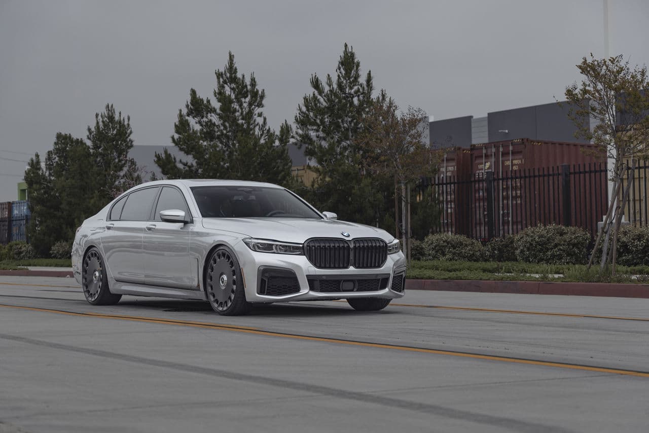 Side profile of 2022 BMW 7 Series with wheels