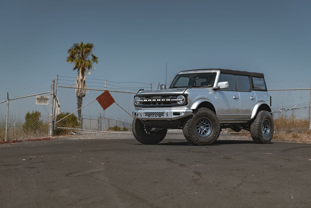 Front view of 2022 Ford Bronco Outer Banks with wheels