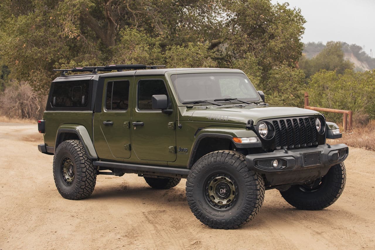 Side profile of 2022 Jeep Gladiator with vehicle wraps