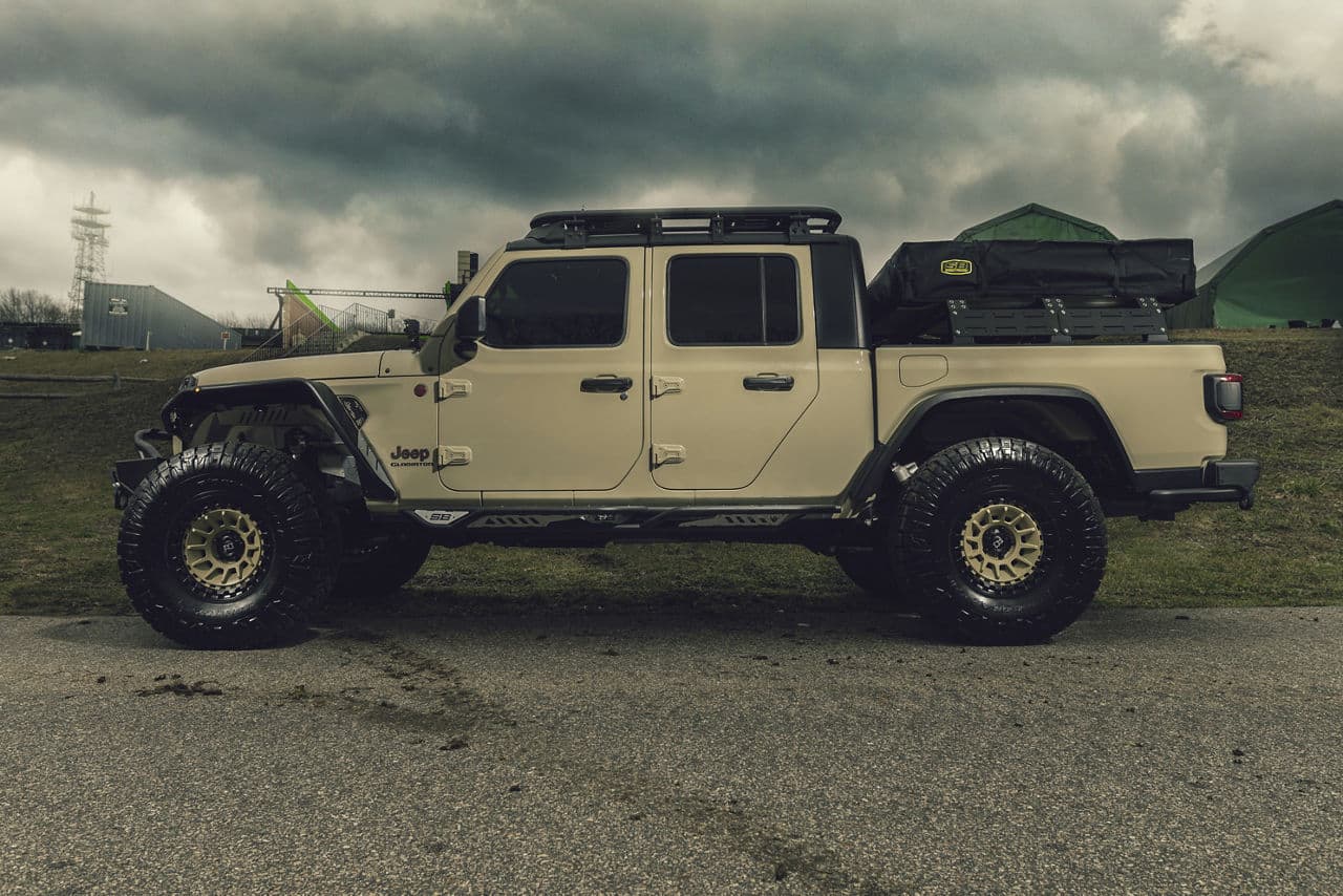 Side profile of 2022 Jeep Gladiator with wheels