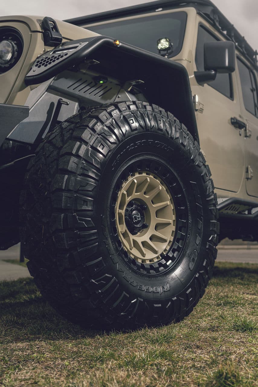 Detail view of 2022 Jeep Gladiator with wheels