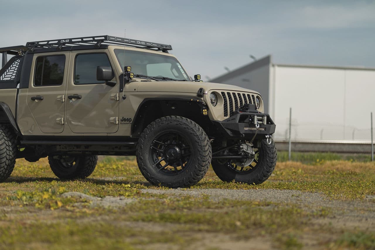 Detail view of 2022 Jeep Gladiator with wheels