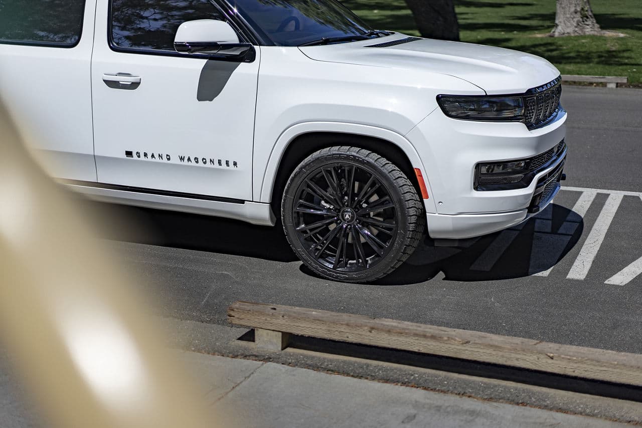 Side profile of 2022 Jeep Wagoneer with truck suv wheels