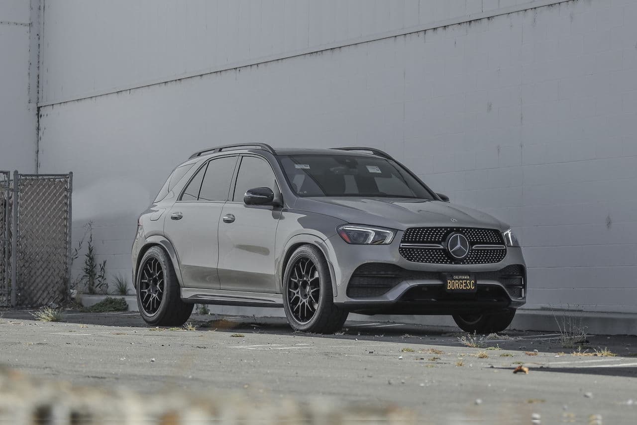 Front view of 2022 Mercedes-Benz GLE with wheels