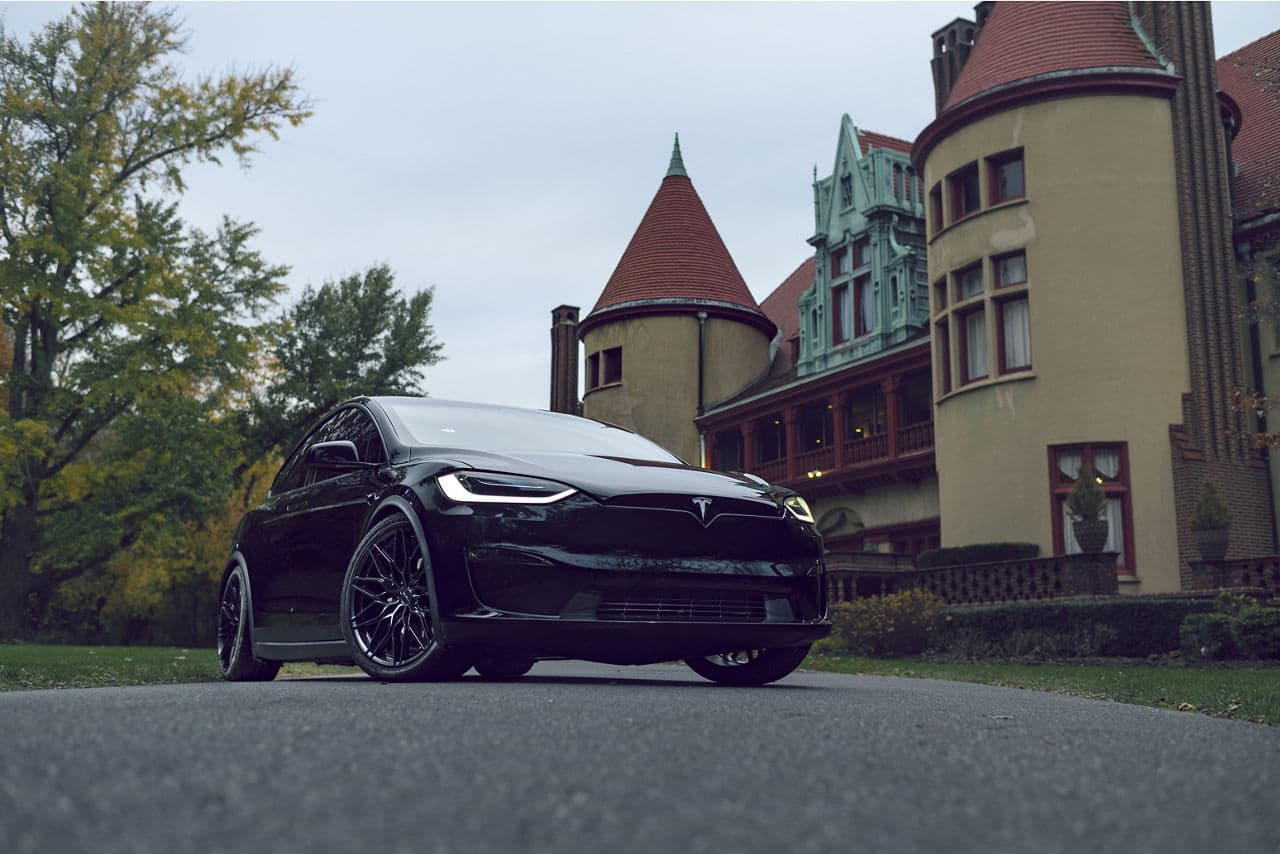 Detail view of 2022 Tesla Model X with wheels