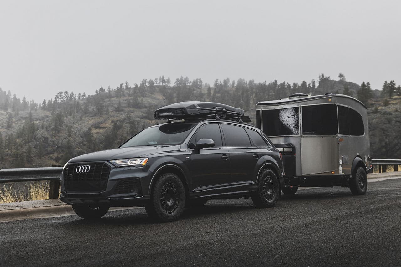 Front view of 2023 Audi Q7 with wheels