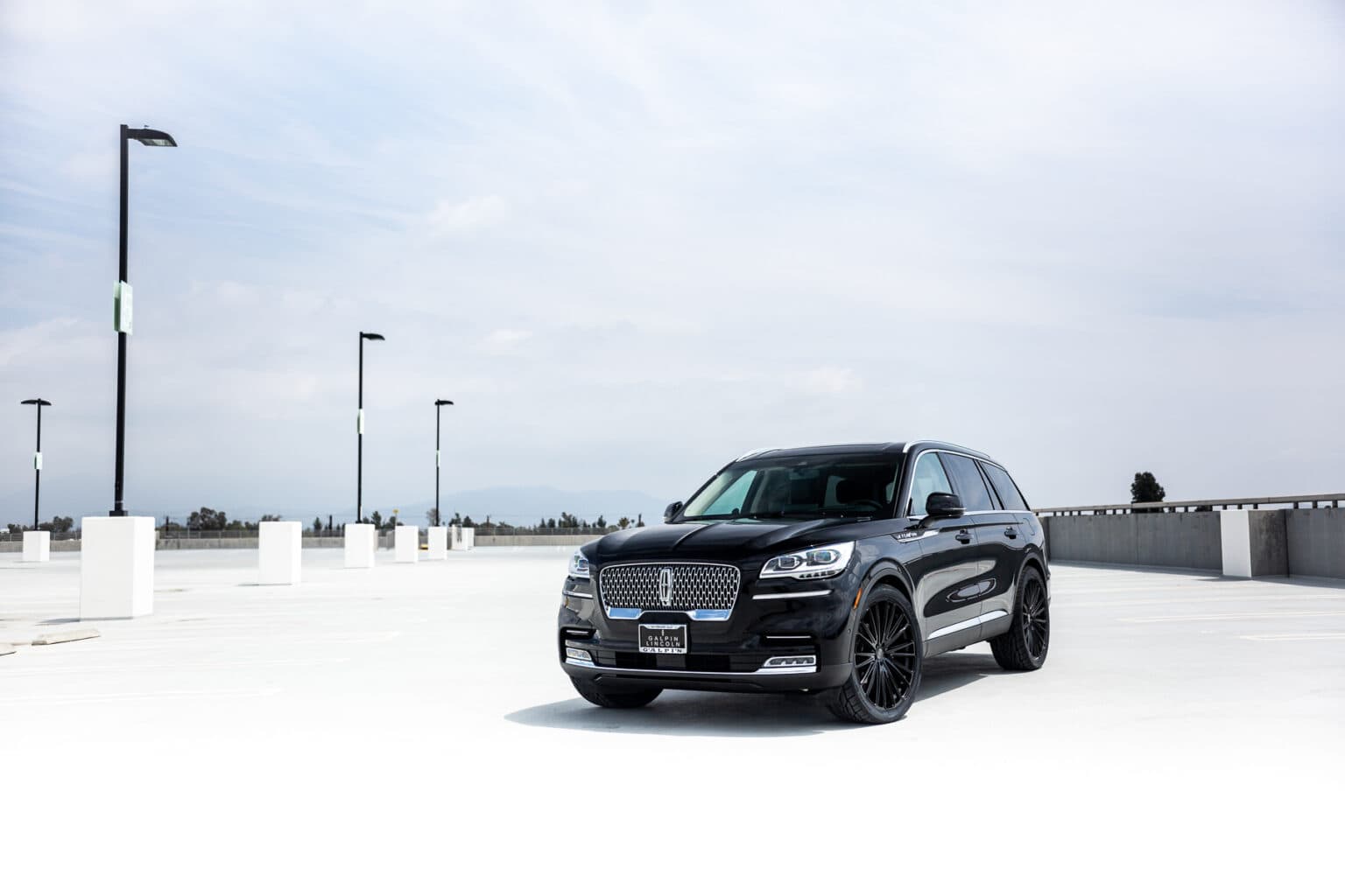 2023 Lincoln Aviator — wheels, front view