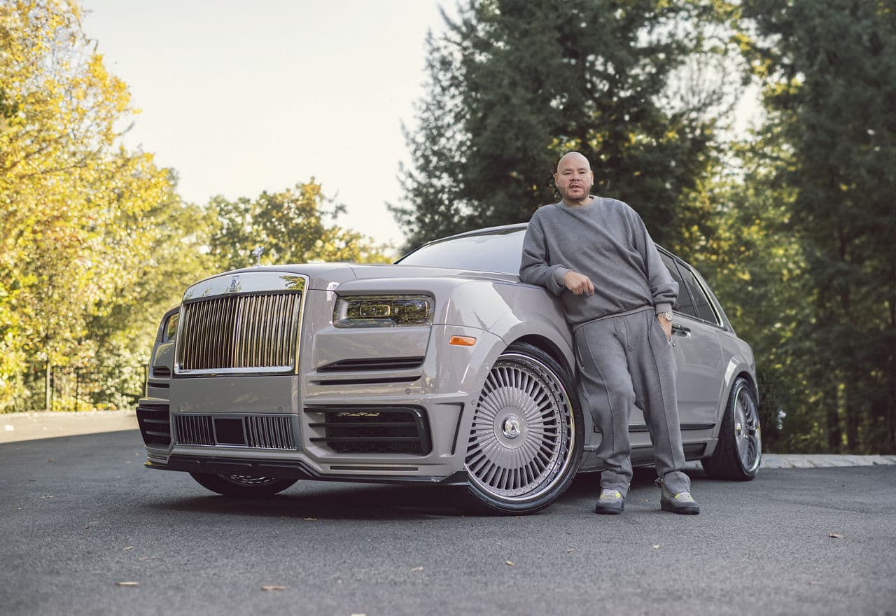 Front view of 2023 Rolls-Royce Cullinan with wheels